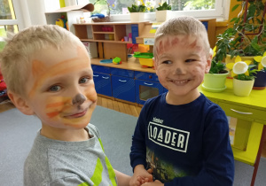 Dzieci z grupy II z pomalowanymi twarzami.