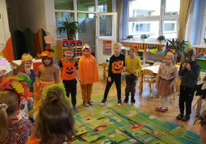 Dzieci z grupy VI podczas zabawy w "Zatrute jabłko"
