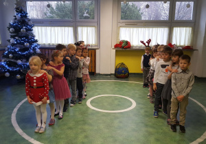 Dzieci z grupy VI podczas zabawy drużynowej
