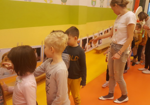 Dzieci z grupy VI wspólnie oglądają galerię emocji