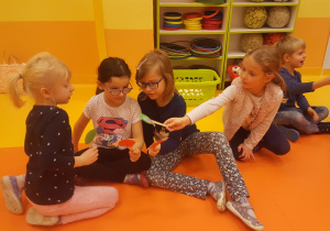 Dziewczynki z grupy "Jeżyki" w czasie zabawy