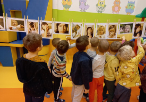 Dzieci z grupy "Ptaszki" podczas oglądania galerii zdjęć