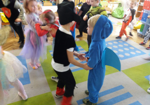 Dzieci z grupy XI tańczą w parach.