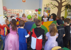 Dzieci z grupy VI przy zabawach z chustą animacyjną.