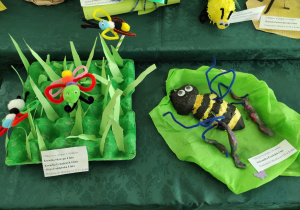 Prace plastyczne przedstawiające pszczołę i motyla.