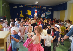 Dzieci tańczą w parach na balu.