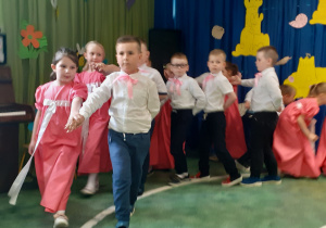 Dzieci z grupy XI tańczą poloneza.