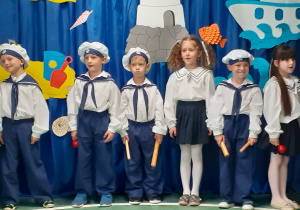 Dzieci z grupy X śpiewają piosenkę grając na instrumentach perkusyjnych.
